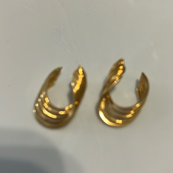 Vintage gold tone Earrings - Picture 1 of 5
